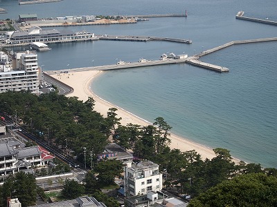 洲本城跡からの大浜海水浴場の眺望