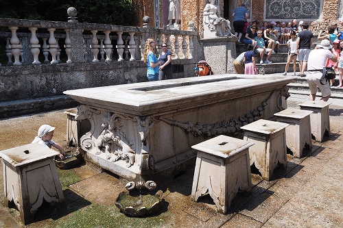 ヘルブルン宮殿　水の庭園　噴水のテーブル