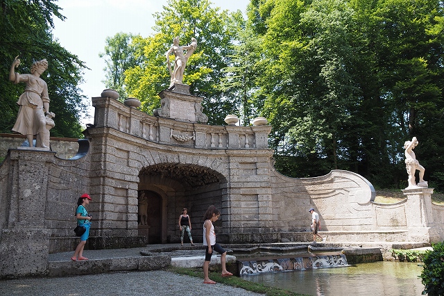 ヘルブルン宮殿　水の庭園　星の池