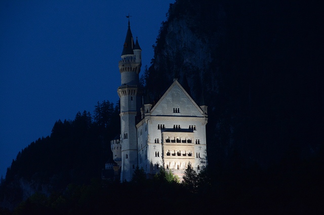 ノイシュヴァンシュタイン城の夜景