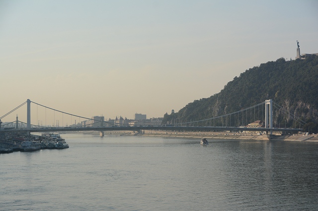ブダペスト　くさり橋から眺めたエルジェーベト橋