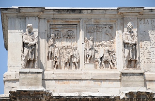 コンスタンティヌス帝の凱旋門のレリーフ